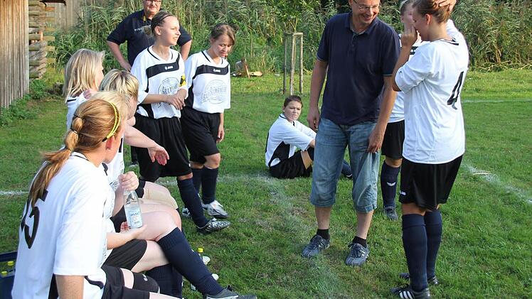 Hans-Dieter Schmitt machte seinen Schützlingen in der Halbzeitpause Mut. Fotos: Kestel