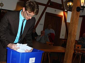 Stellvertretender Kreiswahlleiter Achim Geyer war als Fachaufsicht in den Feststadel nach Zettlitz gekommen, wo die erneute öffentliche Auszählung der Wahl stattfand. Fotos: Jürgen Gärtner