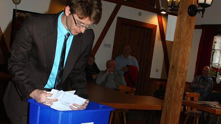 Stellvertretender Kreiswahlleiter Achim Geyer war als Fachaufsicht in den Feststadel nach Zettlitz gekommen, wo die erneute öffentliche Auszählung der Wahl stattfand. Fotos: Jürgen Gärtner