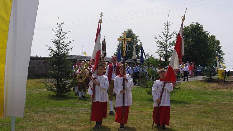 Bilder von der Kirchenparade vor der Andacht am Sonntagnachmittag. Foto: Heike Schülein