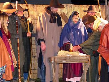 Die Heiligen Drei Könige und die Hirten bringen dem Kind Geschenke: Die Akteure des Krippenspiels bei der Fränkischen Weihnacht in Lindau zeigten eine starke Leistung. Foto: Dieter Hübner