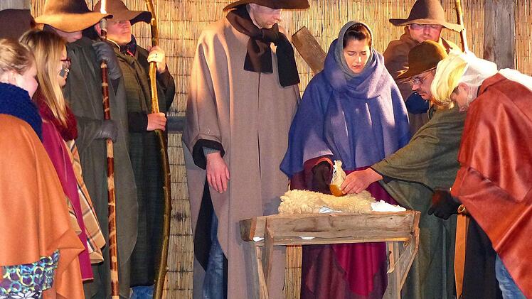 Die Heiligen Drei Könige und die Hirten bringen dem Kind Geschenke: Die Akteure des Krippenspiels bei der Fränkischen Weihnacht in Lindau zeigten eine starke Leistung. Foto: Dieter Hübner