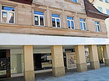 Dieses Gebäude in der Bahnhofstraße Kronach soll vorn einen Anbau erhalten. Erst 1997 wurde es mit diesen Säulen, die wie eine Arkade wirken, restauriert. Die Säulen werden verschwinden.  Foto: Karl-Heinz Hofmann
