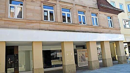 Dieses Gebäude in der Bahnhofstraße Kronach soll vorn einen Anbau erhalten. Erst 1997 wurde es mit diesen Säulen, die wie eine Arkade wirken, restauriert. Die Säulen werden verschwinden.  Foto: Karl-Heinz Hofmann