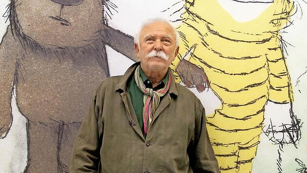 Janosch mit seinen zwei wohl bekanntesten Figuren - Tiger und B&auml;r Foto: Roland Weihrauch, dpa