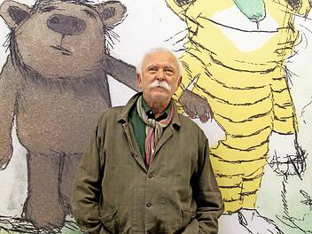 Janosch mit seinen zwei wohl bekanntesten Figuren - Tiger und Bär Foto: Roland Weihrauch, dpa