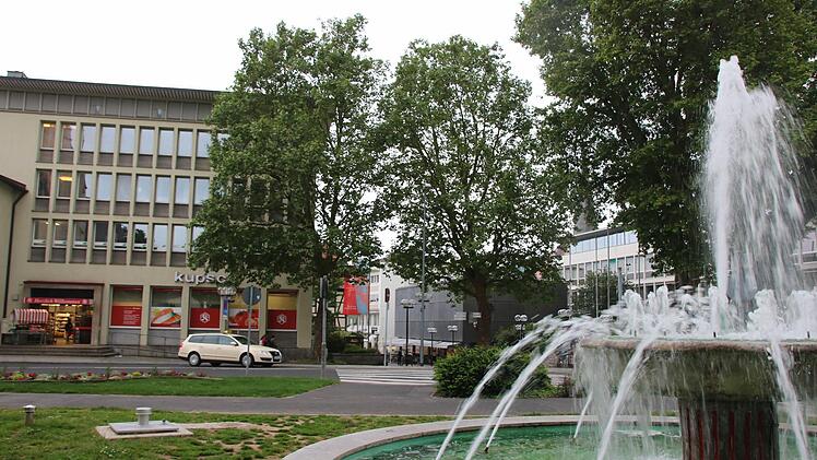 Die Platane auf dem Grundstück des Landratsamtes (rechts) bleibt, aber die beiden auf städtischem Grund werden gefällt und nach dem Ausbau der Fußgängerzone durch eine neue Platane ersetzt. Foto: Ralf Ruppert