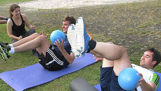 &Uuml;bungsleiterin Daniela Beck leitete das "Functional Training". Auf den Matten (von rechts) Marc Baumer und Peter Schott.