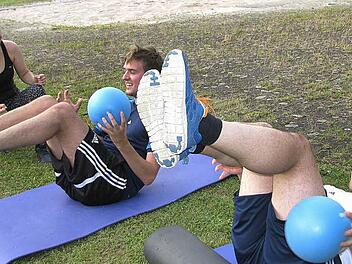 &Uuml;bungsleiterin Daniela Beck leitete das "Functional Training". Auf den Matten (von rechts) Marc Baumer und Peter Schott.