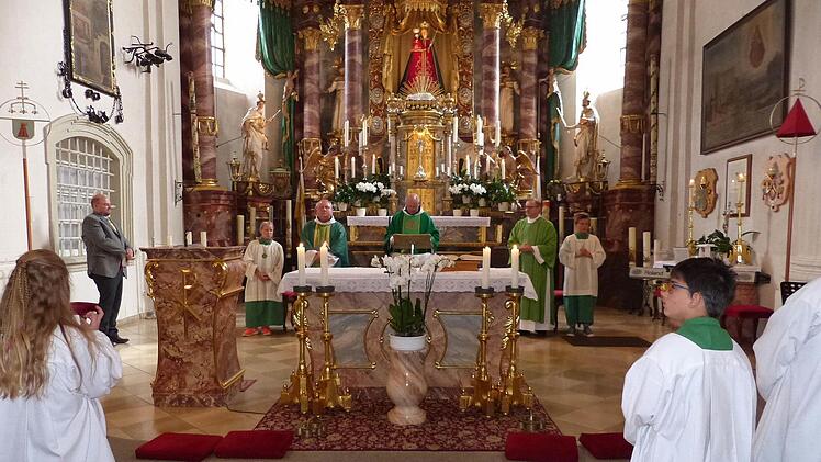 Der Abschied von Marienweiher fiel Pfarrer Pater Alard (Mitte) und allen Gläubigen beim Gottesdienst in der Wallfahrtsbasilika schwer.