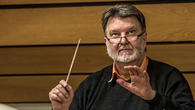 Dirigent Hans Stähli probt mit dem Orchester der Gesellschaft der Musikfreunde Neustadt für das Sinfoniekonzert am 1. April in der Mehrzweckhalle.Foto: Jochen Berger
