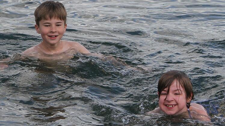Zwei mutige Nachwuchsschwimmer trauten sich ins Wasser - ...