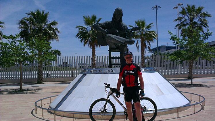 Vor der übergroßen Skulptur des Flamenco-Gitarristen Paco de Lucia in Algeciras hielt Peter Ruhnau mit seinem Mountainbike an.Fotos: Ruhnau (privat)