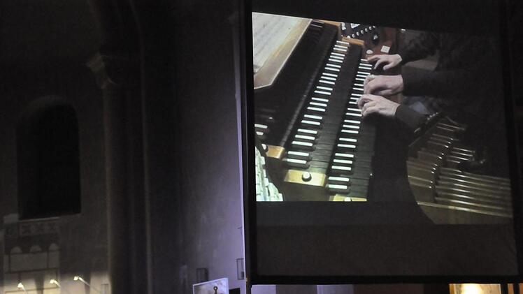 Auf einer Leinwand konnte man das Spiel von Jörg Wöltche und als dritte Hand die von Johann Ruppert bei der Komposition des Schweizer Komponisten Willy Burkhard verfolgen.Peter Klopf