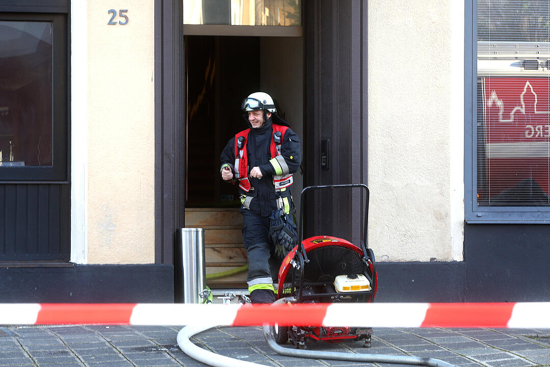 Wohnungsbrand in Nürnberg: Feuerwehr rettet Bewohner mit Drehleiter
