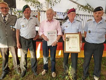 Stellvertretender Kreisvorsitzender Hans Schleicher, Vorsitzender Gerhard Freier, Altbürgermeister Georg Polster, Oberst i.R. Erwin Reus, Ehrenvorsitzender Michael Hutzler (v. l.) Foto: Thomas Weichert
