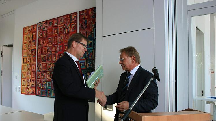 "Sch&ouml;n, dass es Sie in Kronach gab", meinte B&uuml;rgermeister Wolfgang Beiergr&ouml;&szlig;lein und &uuml;berreichte ein Geschenk an Pfarrer Martin Gundermann. Foto: Maria L&ouml;ffler