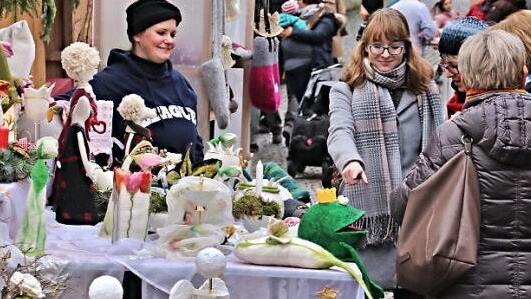 Bereits bei der Er&ouml;ffnung des Weihnachtsmarktes am Samstagvormittag waren zahlreiche Besucher gekommen, im Laufe des Nachmittags f&uuml;llte sich der Marktplatz.  Foto: Helmut Will