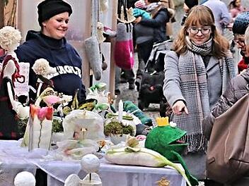 Bereits bei der Eröffnung des Weihnachtsmarktes am Samstagvormittag waren zahlreiche Besucher gekommen, im Laufe des Nachmittags füllte sich der Marktplatz.  Foto: Helmut Will
