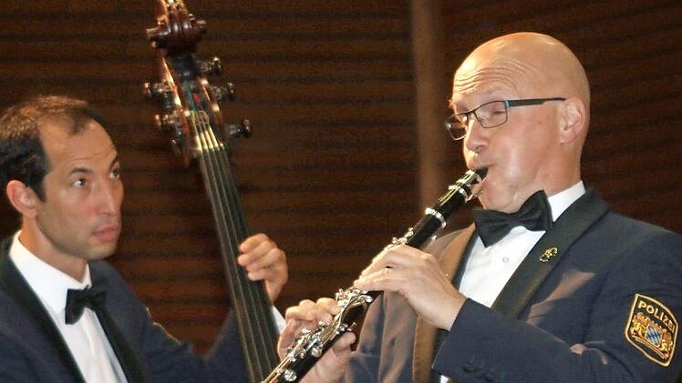 Klarinettist Peter Seufert verstand es in perfekter Manier, die Musik von Benny Goodman in die Franz-Goebel-Halle zu bringen.  Fotos: Martin Rebhan