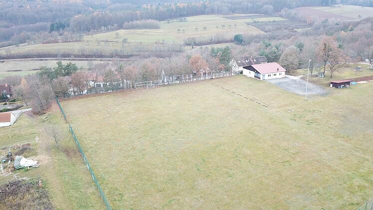 Luftaufnahme vom Sportgelände der DJK Gefäll mit dem im Jahr 1971 erbauten Sportheim. Foto: sfs