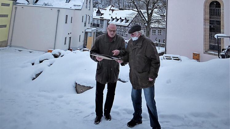 Sie wollen mit dem Verein Bäckerfreunde Wirsberg ihren Traum von einem Steinbackofen oberhalb des Bürgerzentrums bis zum Erntedankfest verwirklichen: Vorsitzender Gerhard Gutheil (links) und sein Stellvertreter Baldur Wenz. Foto: Werner Reißaus