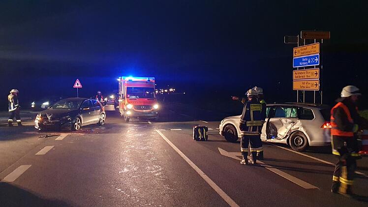Kreis Kulmbach: Lkw rammt geparkte Autos in Kupferberg - Zwanzig Minuten später kracht es in einem weiteren Ort