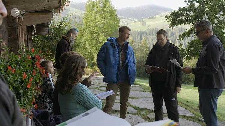 Am Set ist Sigl (rechts) f&uuml;r das ganze Team da.