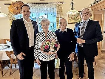 Dem Jubelpaar gratulierten B&uuml;rgermeister Stefan Reichold sowie Landrat Johann Kalb.