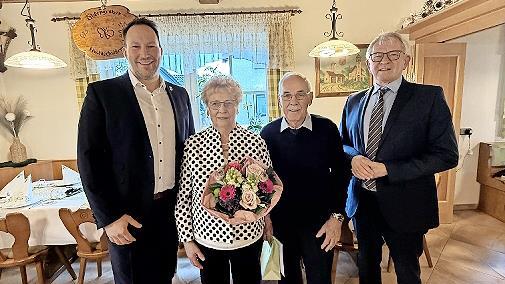 Dem Jubelpaar gratulierten B&uuml;rgermeister Stefan Reichold sowie Landrat Johann Kalb.