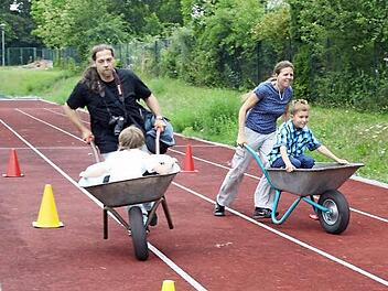 Nur beim Schubkarrenrennen durften die Eltern ihre Kinder unterstützen. Foto: Sonja Werner
