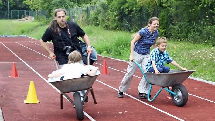 Nur beim Schubkarrenrennen durften die Eltern ihre Kinder unterstützen. Foto: Sonja Werner