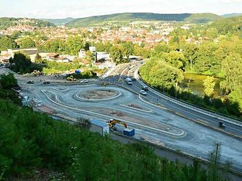 Der Kreisverkehrsplatz lässt sich aus der Draufsicht schon sehr gut erkennen. Die Arbeiten gehen zügig voran. Foto: Stefan Weiss