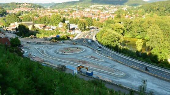 Der Kreisverkehrsplatz lässt sich aus der Draufsicht schon sehr gut erkennen. Die Arbeiten gehen zügig voran. Foto: Stefan Weiss