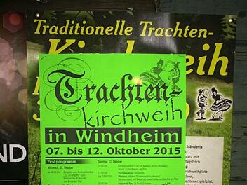 Die Hirschfelder Plakate wurden überklebt.  Foto: Tobias Wicklein