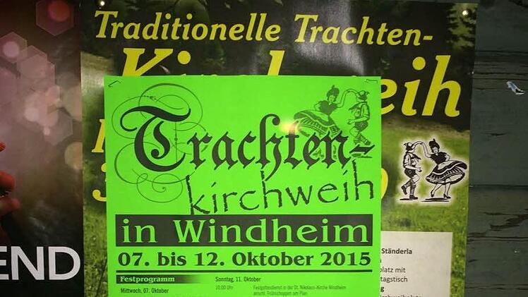 Die Hirschfelder Plakate wurden überklebt.  Foto: Tobias Wicklein