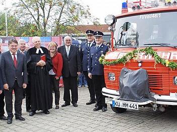 Bei der Fahrzeugweihe (von links): Vorsitzender Erich Luthardt, Günter Stenglein, Landrat Klaus Peter Söllner, Herbert Pieper, Pfarrer Reinhard Skoda, Hannelore Lindner, Bürgermeister Dieter Adam, Kreisbrandrat Stefan Härtlein und Kommandant Johannes Unger Foto: Karl Klippel