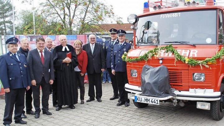 Bei der Fahrzeugweihe (von links): Vorsitzender Erich Luthardt, Günter Stenglein, Landrat Klaus Peter Söllner, Herbert Pieper, Pfarrer Reinhard Skoda, Hannelore Lindner, Bürgermeister Dieter Adam, Kreisbrandrat Stefan Härtlein und Kommandant Johannes Unger Foto: Karl Klippel