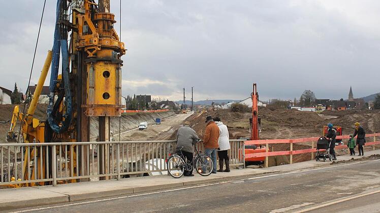 Die Baustelle zieht zahlreiche Schaulustige an.