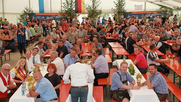 Das Festzelt in Hallerndorf war bei den unterschiedlichen Programmpunkten und auch einfach zum gemütlichen Beisammensein gefüllt.