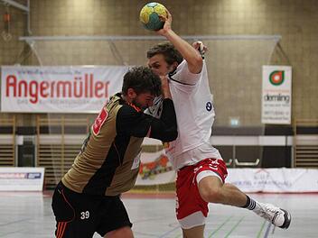 Kein Durchkommen: Der HSC mit Maximilian Schmitt am Ball (rechts) prallte häufig an der Abwehr von Burgdorf (hier: Malte Donker) ab und kassierte nach schwacher Leistung eine 21:26-Niederlage.  Foto: Thomas Euring