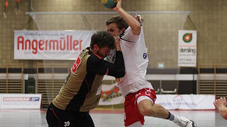 Kein Durchkommen: Der HSC mit Maximilian Schmitt am Ball (rechts) prallte häufig an der Abwehr von Burgdorf (hier: Malte Donker) ab und kassierte nach schwacher Leistung eine 21:26-Niederlage.  Foto: Thomas Euring