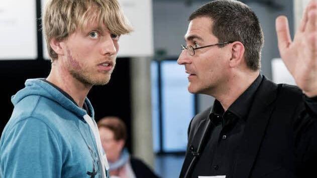 Jürgen Schlicher auf Konfrontationskurs mit einem Blauäugigen beim "Blue Eyed"-Experiment für die ZDFneo-Dokumentation "Der Rassist in uns". Foto: ZDF/Sandra Hoever