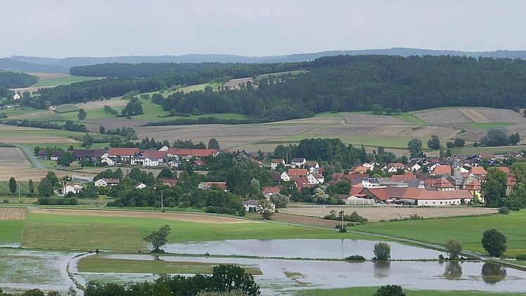 Nasse Sache: Der Itzgrund - hier vom "Oberen Berg" bei den beiden Windrädern aus mit Blickrichtung Lahm - ist seit den Regenfällen von Dienstag/Mittwoch eine Seenlandschaft. Foto: Berthold Köhler