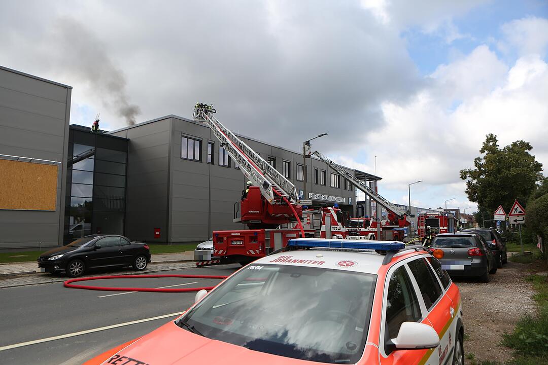 Feuer in Elektromarkt in Nürnberg-Thon