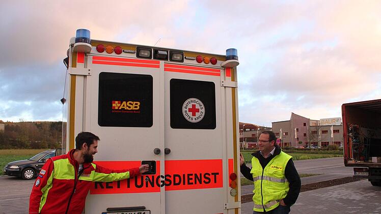 Ein Rettungswagen, ein Ziel: Bei der Rettungswache in Weismain wird Hand in Hand gearbeitet. Im Bild v.l. Markus Graupe-Fehling (ASB) und BRK-Rettungsleiter Klaus Rübensaal. Foto: Popp
