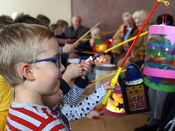 Mit bunten Laternen erfreuten die Jungen und M&auml;dchen des Kleukheimer Kindergartens die Senioren. Mario Deller