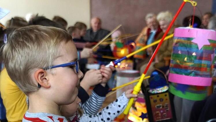 Mit bunten Laternen erfreuten die Jungen und M&auml;dchen des Kleukheimer Kindergartens die Senioren. Mario Deller