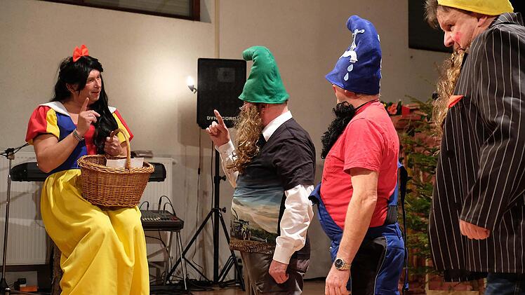 Die Crazy-Boys hielten als Zwerge um die Hand von Schneewittchen an.