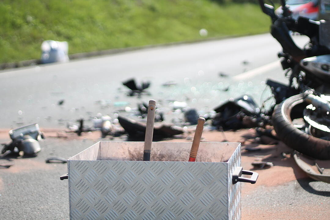 Unterfranken: Motorradfahrer kracht in Autoheck – 44-Jähriger schwebt in Lebensgefahr